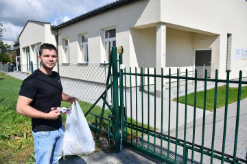 Strażak, który zaopatruje w maseczki